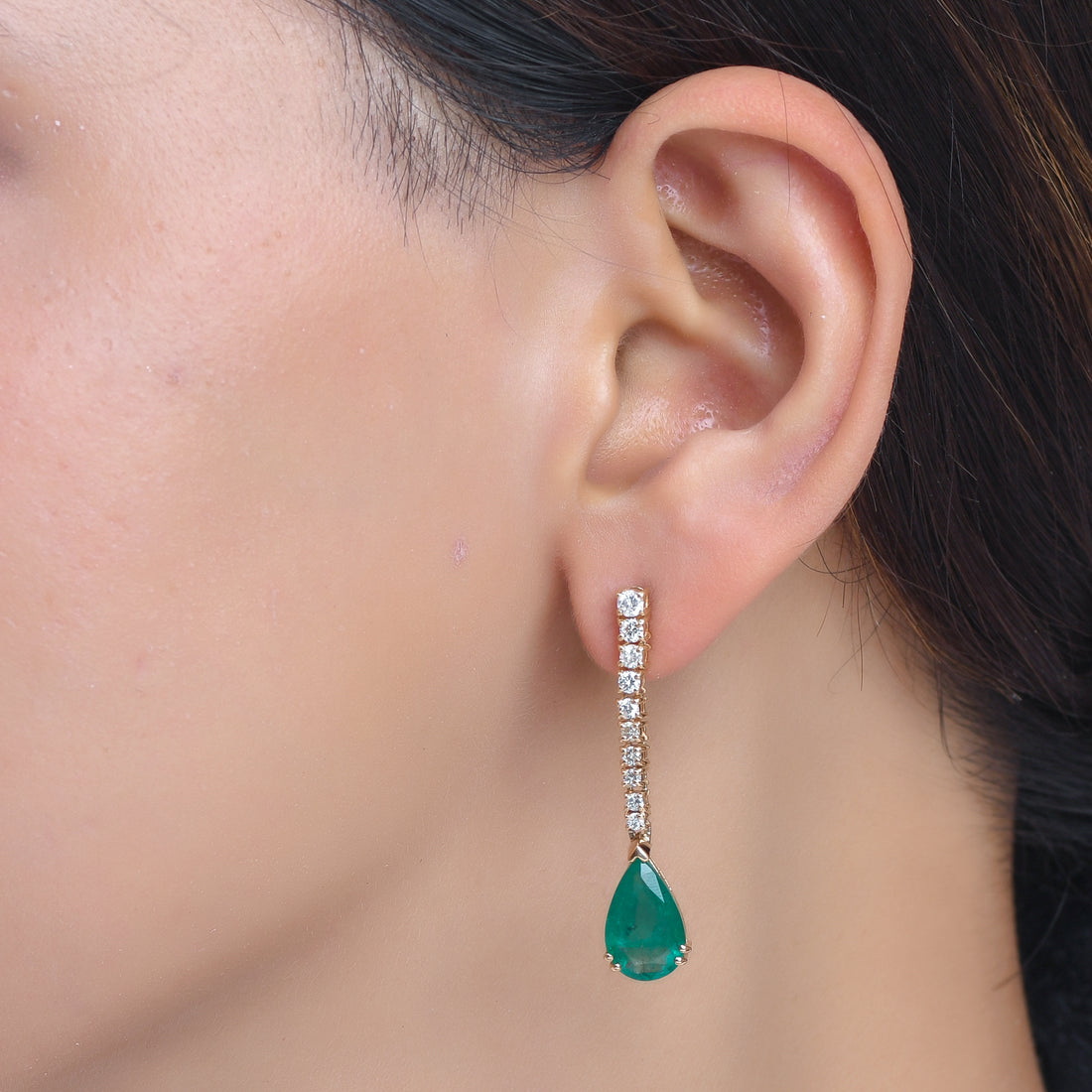 Pear Emerald and Natural Diamonds earrings in 18K yellow gold